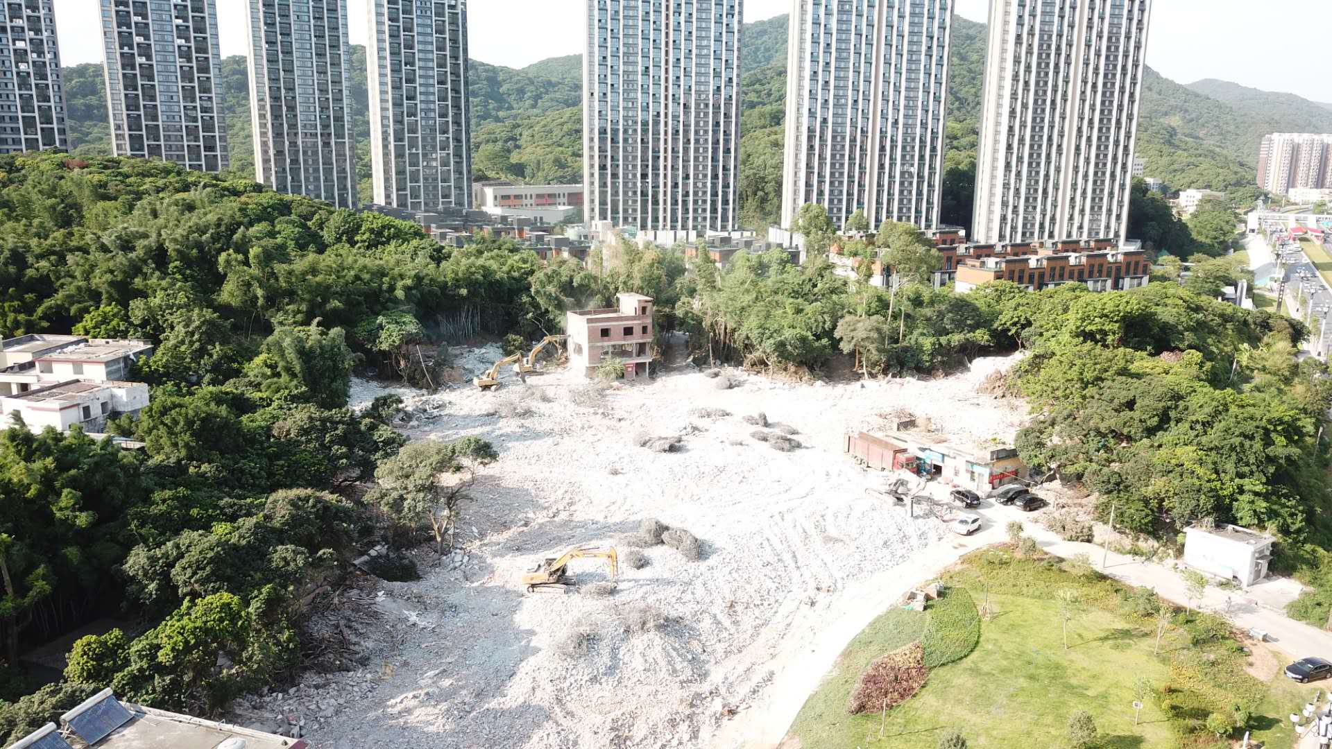 嶺頭公司舊村全面改造項(xiàng)目于2020年6月11日啟動(dòng)羌洞片區(qū)拆補(bǔ)方案表決、簽約、交房、拆除工作。僅10天內(nèi)完成全片91棟私人房屋簽約，至6月25日全片區(qū)完成交房，至7月25日全片區(qū)拆除完畢。